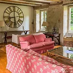Дом отдыха Lovely Home In Sarrazac Cressensac-Sarrazac