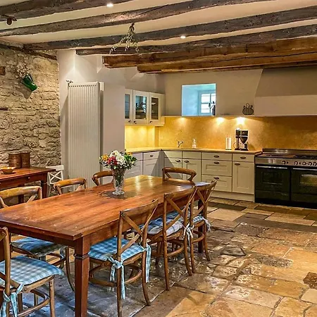 Holiday home 5 Bedroom Gorgeous In Sarrazac *