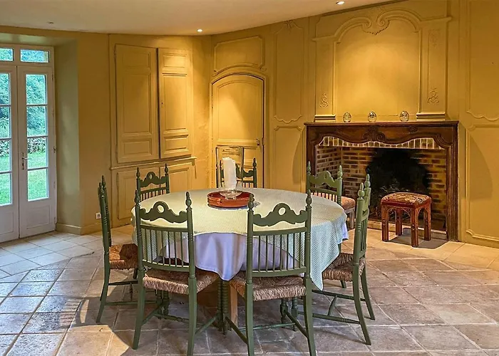 5 Bedroom Gorgeous In Sarrazac Prázdninový dům