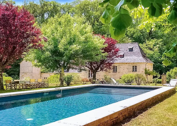 5 Bedroom Gorgeous In Sarrazac Prázdninový dům