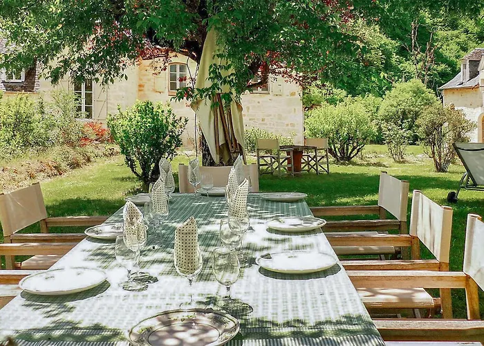 5 Bedroom Gorgeous In Sarrazac Prázdninový dům *